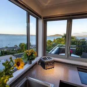Serenity Lakeview Retreat Holiday home